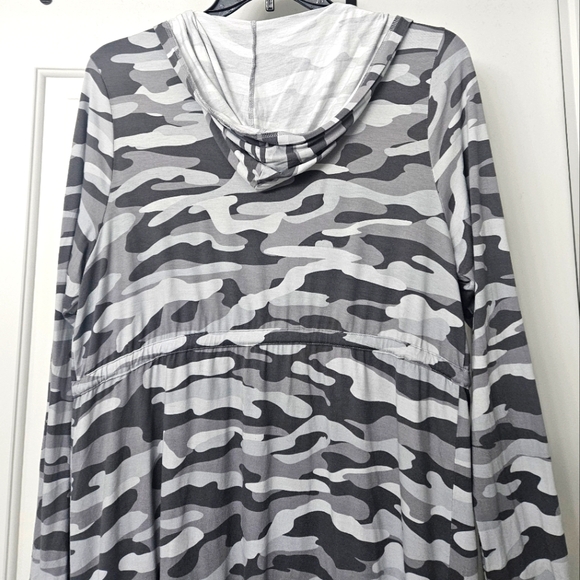 Torrid Super Soft Knits Gray Camo Hoodie Size 2 - Picture 5 of 5